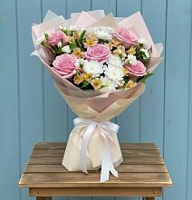 Букет цветов из:  Гвоздики, Орхидеи и Розы в Динской