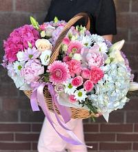 Композиция солнечный день в Динской Цветочная композиция из Розы, Хризантемы, Пионы и Лизиантусы в корзине в Динской