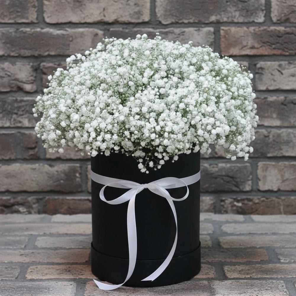 Цветочная композиция из Гипсофила в шляпной коробке в Динской