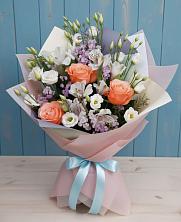 Букет цветов из:  Лизиантусы, Розы, Альстромерии и Гипсофила в Динской