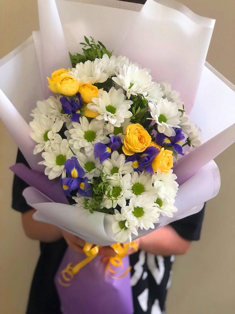 Букет цветов из: Ирисы, Хризантемы и Розы в Динской