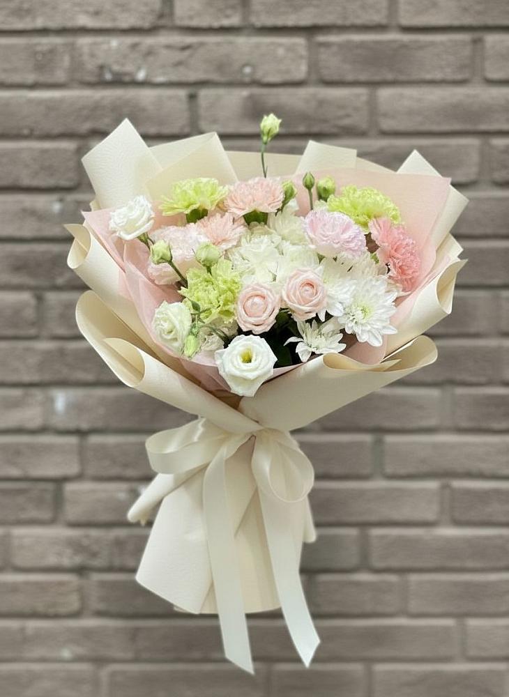 Букет цветов из: Гвоздики, Розы, Лизиантусы и Хризантемы в Динской
