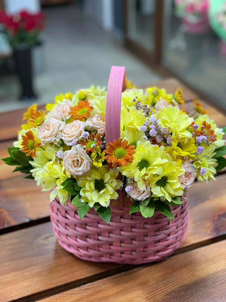 Цветочная композиция из Хризантемы и Розы в корзине в Динской