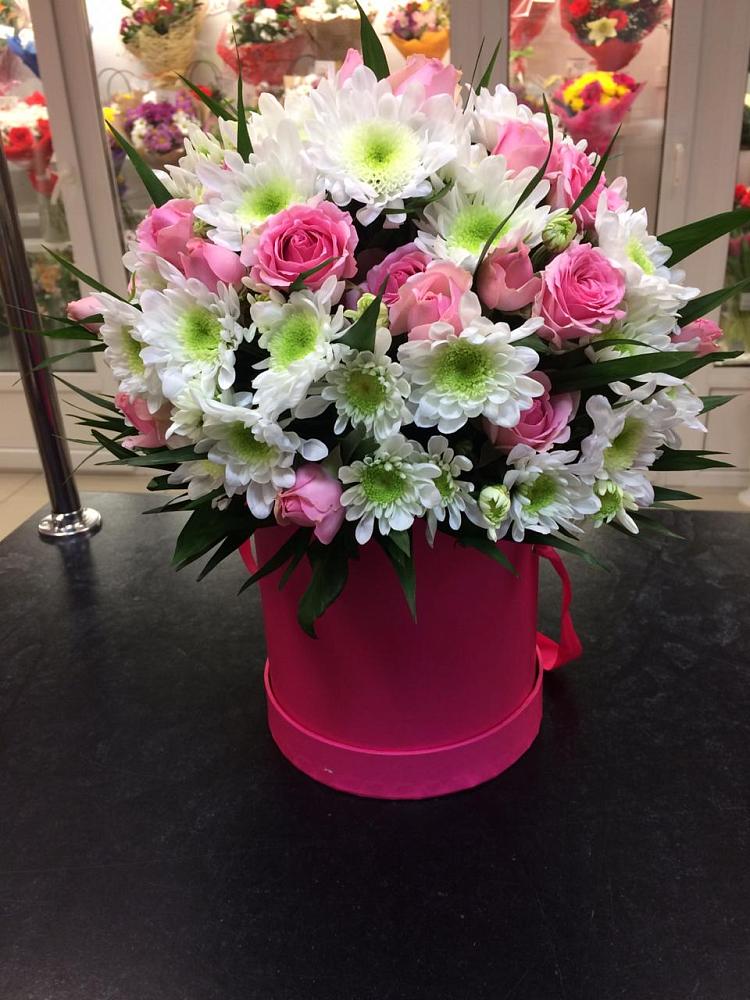 Цветочная композиция из Розы и Хризантемы в шляпной коробке в Динской