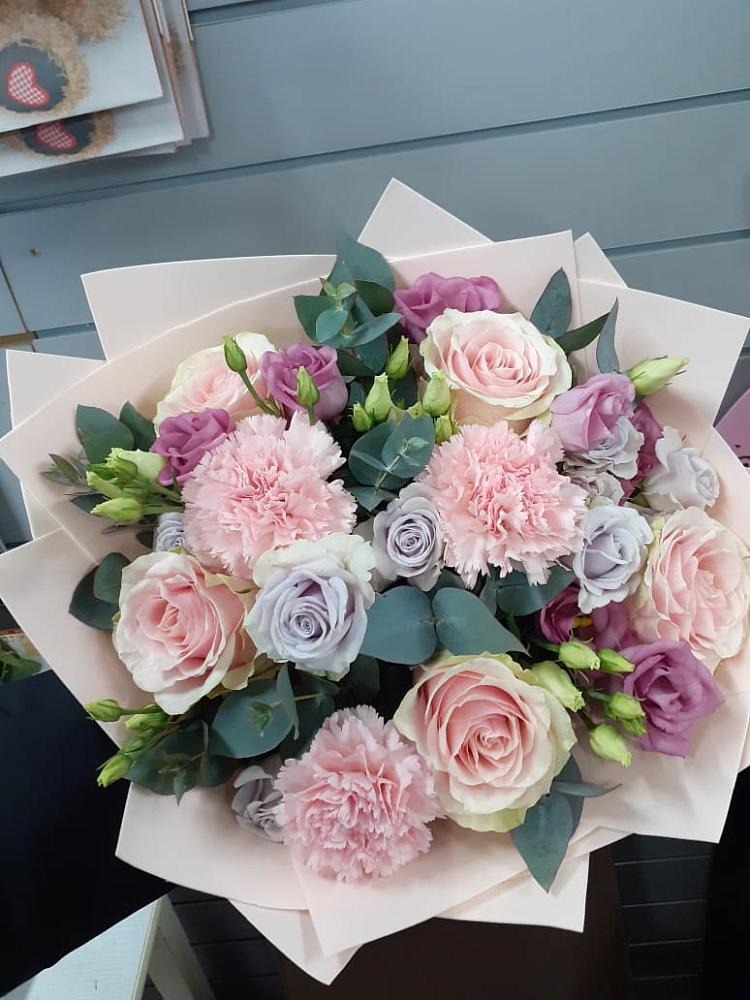 Букет цветов из: Розы, Гвоздики и Лизиантусы в Динской